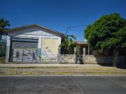 Excelente propiedad con local comercial en privilegiado...