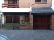 Excelente Propiedad En Dos Plantas Con Parque Y Parrilla