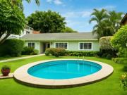 Excelente propiedad en UN NIVEL, con espacios amplios,...