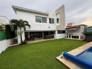 EXCELENTE PROPIEDAD, FRENTE A HERMOSO PARQUE. 4...