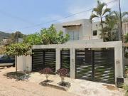 EXCELENTE PROPIEDAD UBICADA EN LA COLONIA LOS DELFINES,...