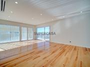 Excelente T4 de luxo com vista mar a estrear localizado...