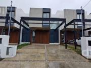 Excelentes duplex de diseño en Colinas de Manantiales!...