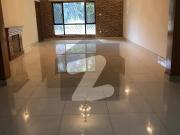 Excellent house tiled floor beautiful location 5 bed...