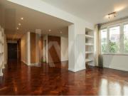 Excellent T4 on Av. Infante Santo for rent