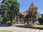 Excepcional Chalet de Estilo sobre lote doble Venta Directa!