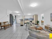 Exceptional Family Living with Pool & Separate Retreat