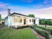 Exceptional Family Residence with Pool House on 1194m²...