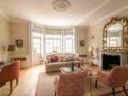 Exceptionally bright and spacious flat in a historic...