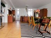 Exceptionnelle maison de ville sept pièces, cour et...