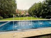 Exclusiva Casa con Amplio Jardín y Piscina en Esquina...