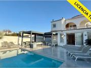 Exclusiva casa de 7 dormitorios y amarre en canal ancho...