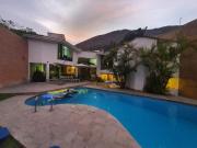 EXCLUSIVA CASA CON PISCINA, JARDIN, AMPLIOS ESPACIOS,...