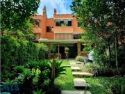 Exclusiva casa de 3 niveles en zona privilegiada