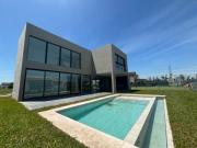 Exclusiva Casa en Canning Chico