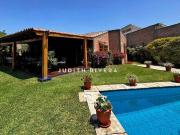 CASA EN VENTA CAMACHO LA MOLINA. AMPLIOS JARDINES Y PISCINA