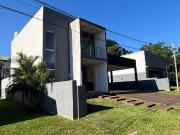 EXCLUSIVA CASA EN VENTA EN BARRIO PANAMBI DE 3 DORMITORIOS