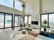 EXCLUSIVA CASA ESTILO MODERNO MUY ILUMINADA CON PISCINA...