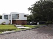Exclusiva casa moderna en Nayón con 800m de jardín y a...