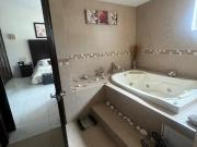 ¡Exclusiva Joya en Club de Golf La Hacienda: Lujo, Golf...