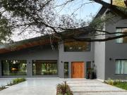 Exclusiva, moderna y cálida casa de 6 ambientes en...