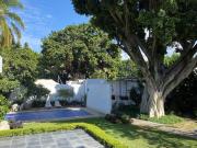 Exclusiva residencia con alberca y máxima seguridad en...