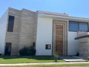 Exclusiva residencia de tres niveles con doble altura,...