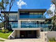 EXCLUSIVA RESIDENCIA EN ESQUINA CON DOBLE FACHADA,...