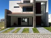 EXCLUSIVA RESIDENCIA EN VENTA UBICADA EN PUERTA DE HIERRO