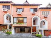 Exclusiva residência semimobiliada em condomínio na Zona...