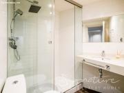 Exclusiva villa esquinera con jardín privado y piscina...