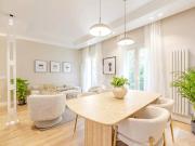 Exclusiva vivienda reformada con techos altos y luz natural