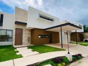 Exclusiva y amplia casa con piscina, dentro de privada...