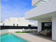 EXCLUSIVIDAD Y BIENESTAR: VILLA CON JARDÍN Y GARAJE PRIVADO