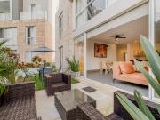 Exclusividad y Confort: Amplio Departamento con Jardín...