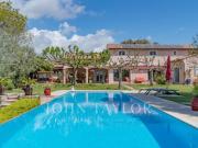 Exclusivité, belle villa dans un grand domaine boisé à...