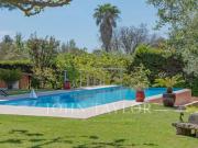 Exclusivité, belle villa dans un grand domaine boisé à...