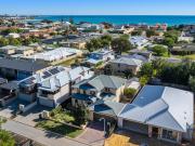 Executive Coastal Living Short Walk to Silver Sands Beach