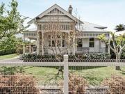 Executive living in the heart of Geelong *Gardener Included