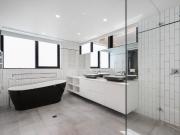 Executive Penthouse offering 180 DEGREE VIEWS of Melbourne!