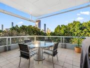 Executive South Bank Apartment with Uninterrupted City &... Executive South Bank Apartment with Uninterrupted City &...