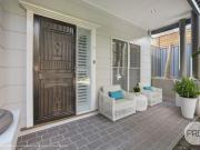 Executive style townhouse walking distance to the CBD