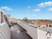 Executive Top Floor Apartment with Ocean/District Views Executive Top Floor Apartment with Ocean/District Views