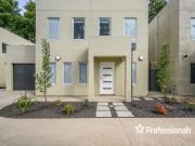 EXECUTIVE TOWNHOUSE!