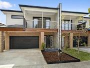 Executive Townhouse Close to Midvale Shopping Centre