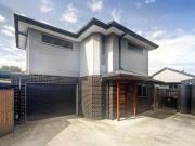 Executive Townhouse In Ideal Location