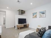 Executive Townhouse Steps from Cafés, River & Transport!