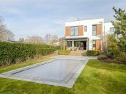 Exklusiv – Prächtiges, modernes Doppelhaus mit Schwimmbad