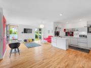 Exklusive 2 Zimmer Wohnung plus Ankleidezimmer, Garten...