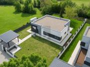 EXKLUSIVE DESIGNER VILLA IM GRÜNEN